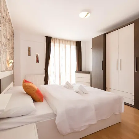 Tampa With Mountain View In Apartment Brasov